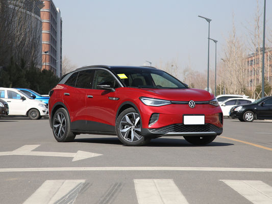Coche blanco de 5 puertas con velocidad máxima de 120 mph, capacidad de remolque de 2 y otras características